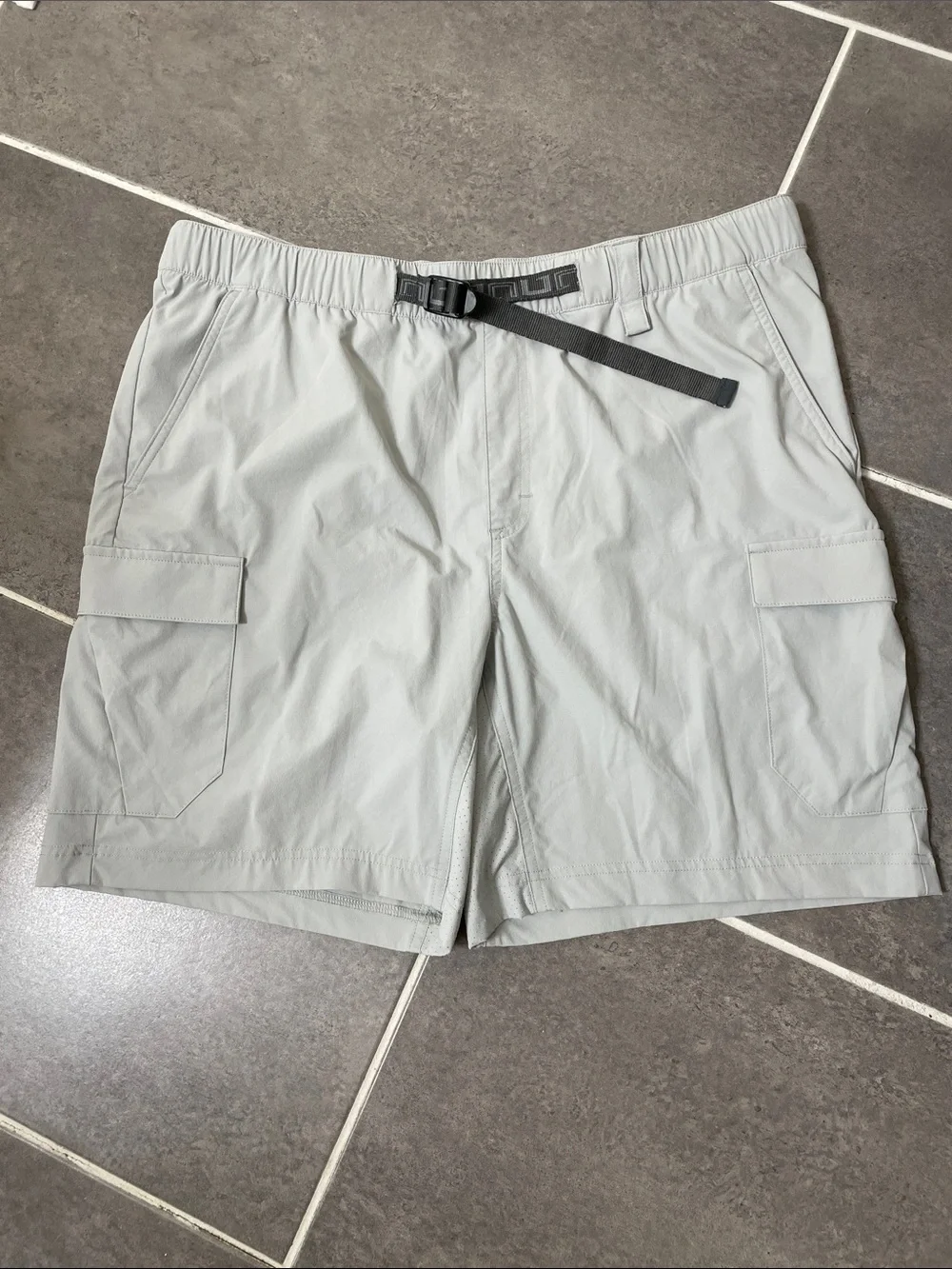 Huk 7” Creekbed Cargo Shorts size Large